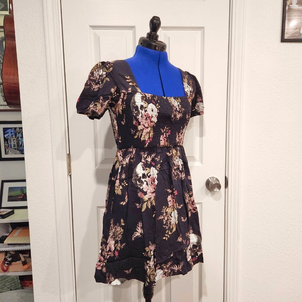 Cute ruched mini dress with skulls and roses pattern. Size 4